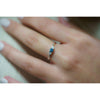 Bague trois pierres mini courbée avec diamants naturels bleus et blancs 1/3 CTW en or blanc 14K