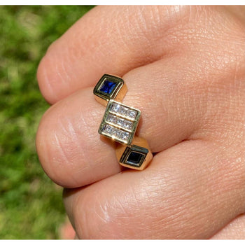 Bague unisexe en or 14K avec diamant taille princesse et saphirs bleus en cluster – Assay Jewelers