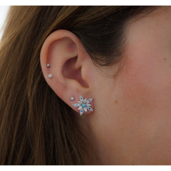 Boucles d'oreilles puces motif fleur en or blanc 14K avec diamants bleus et blancs – Assay Jewelers