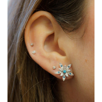 Boucles d'oreilles puces motif floral en or blanc 14 carats, diamants bleus et blancs – Assay Jewelers