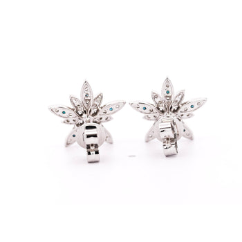 Boucles d'oreilles puces motif fleur en or blanc 14K avec diamants bleus et blancs – Assay Jewelers