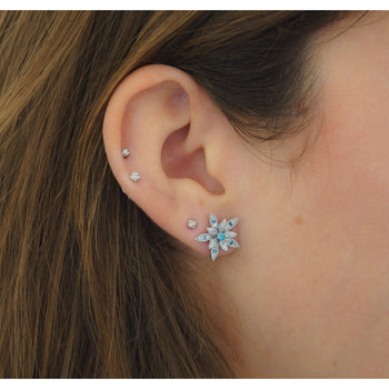 Boucles d’oreilles puces motif fleur en or blanc 14K avec diamants bleus et blancs – Assay Jewelers