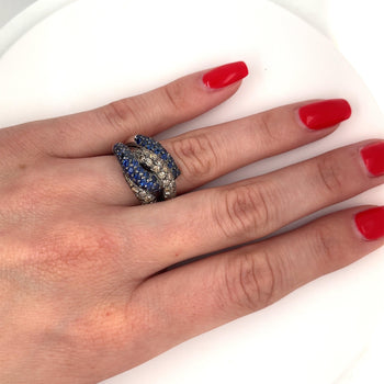 Bague cluster pavée à 4 rangées en or blanc 18K avec saphir bleu rond naturel et diamants bruns – Assay Jewelers