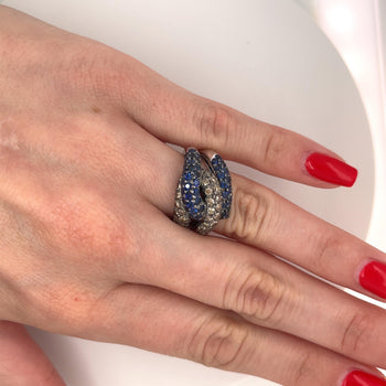 Bague cluster à 4 rangs pavés en or blanc 18K avec saphir bleu rond naturel et diamants marron – Assay Jewelers