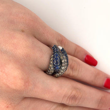 Bague pavée à 4 rangs en or blanc 18K avec saphir bleu rond naturel et diamants bruns – Assay Jewelers