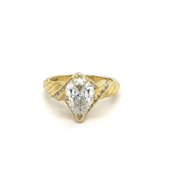 Bague croisée torsadée en or 18K avec diamant de laboratoire taille poire de 2,06 carats – Assay Jewelers