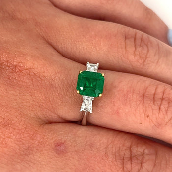 Bague à trois pierres en émeraude naturelle de 2,19 carats avec diamant baguette en or blanc 18K – Assay Jewelers