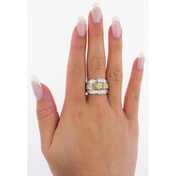 3.28 Carat TW Bague trilogie en diamant jaune fantaisie naturel taille radiant en or blanc 18K – Assay Jewelers
