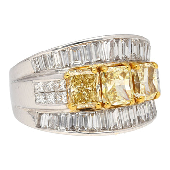 Bague 3 pierres en or blanc 18K avec diamant naturel Fancy Yellow taille radiant de 3,28 carats TW – Assay Jewelers