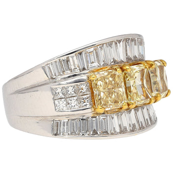 Bague 3 pierres en or blanc 18K avec diamant jaune fantaisie naturel taille radiant, total 3,28 ct – Assay Jewelers
