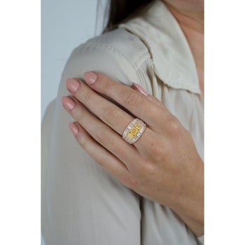 Bague 3 pierres en or blanc 18K avec diamant jaune fancy naturel taille radiant, total 3.28 carats – Assay Jewelers