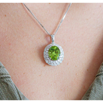 Pendentif en or blanc 18K avec péridot taille ovale de 5,03 carats et halo de diamants taille ronde – Assay Jewelers