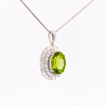 alt
Pendentif péridot taille ovale 5,03 carats avec halo de diamants taille ronde en or blanc 18K – Assay Jewelers