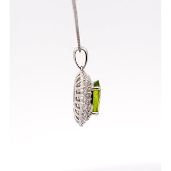 Pendentif en péridot taille ovale 5,03 carats avec halo de diamants taille ronde en or blanc 18K – Assay Jewelers