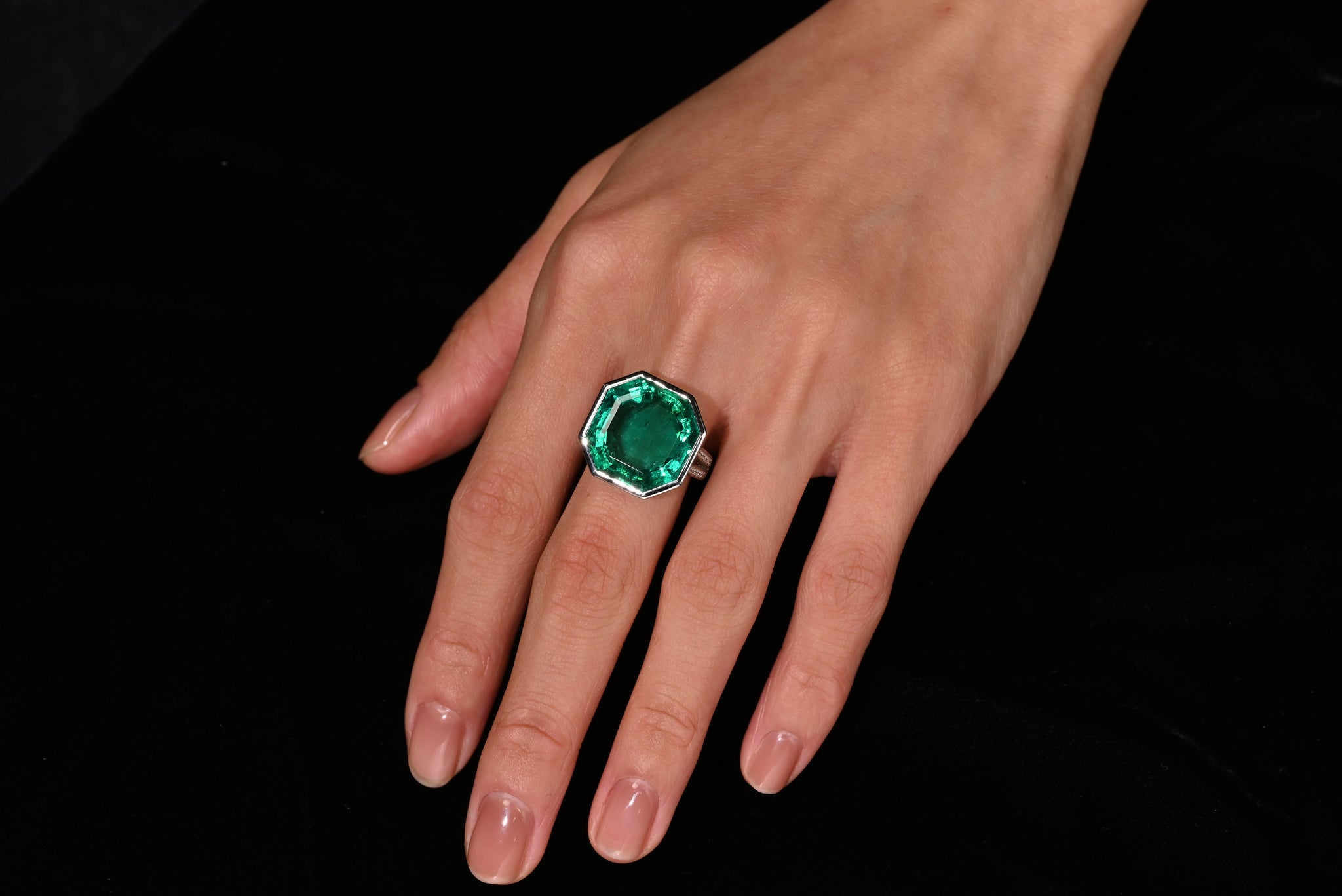 AGL Certified 17 Carat Octagonal Cut Minor Oil Colombian Emerald Ring