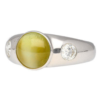 Bague à trois pierres en or blanc 18K, chrysobéryl œil-de-chat et diamants sertis clos – Assay Jewelers