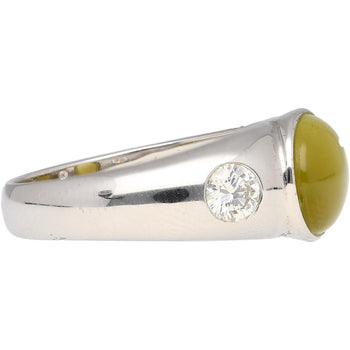 Bague à trois pierres en or blanc 18K, sertie clos, avec œil de chat chrysobéryl et diamants – Assay Jewelers