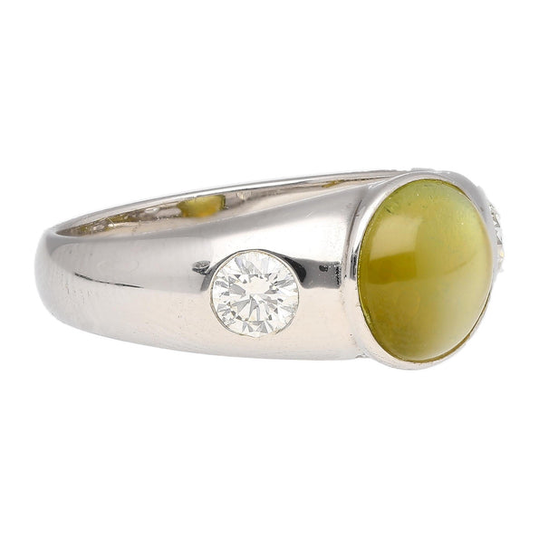 Bague trois pierres en or blanc 18K, avec chrysobéryl œil-de-chat et diamant, sertie clos