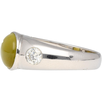 Bague trois pierres en or blanc 18K avec chrysobéryl œil de chat et diamant sertis clos – Assay Jewelers