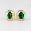 Boucles d'oreilles clip Mouawad signées avec émeraudes cabochon vives et halo de diamants baguette