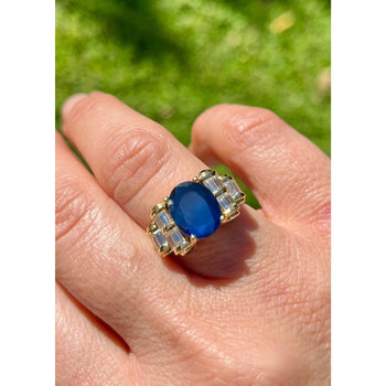 Bague style rétro en saphir bleu de Chanthaburi avec diamants baguette latéraux – Assay Jewelers