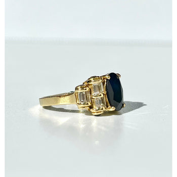 Bague rétro en saphir bleu de Chanthaburi avec diamants baguette sur les côtés – Assay Jewelers