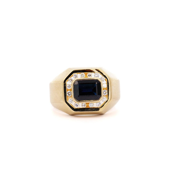 alt
Bague homme Anciens 2.5 Carat, saphir bleu taille émeraude, diamant et finition mate