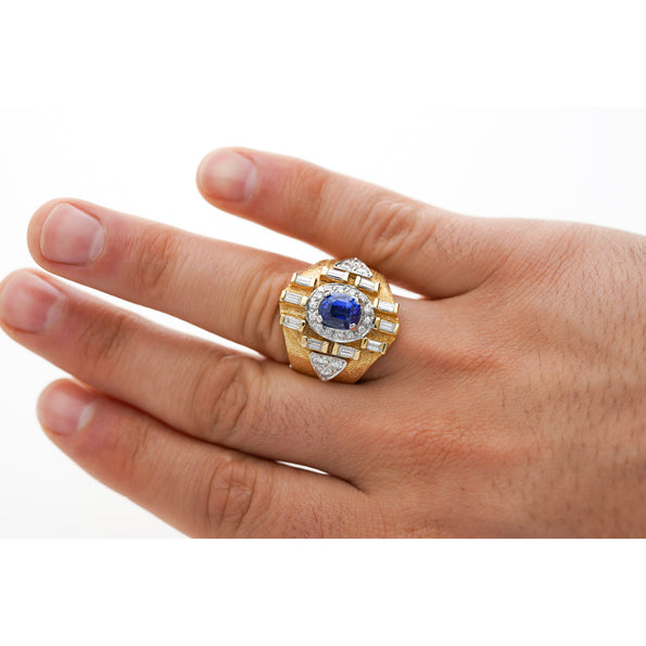 Bague homme Anciens en or finition mate avec saphir bleu 4,57 carats et diamants baguette